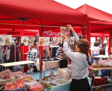 woman setting up a stall
